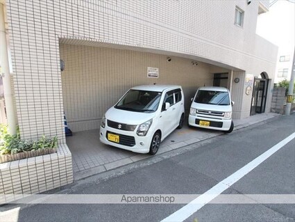 シティーハイツ本町[1K/23.75m2]の駐車場