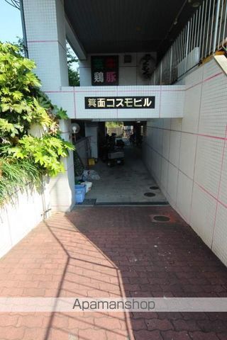 箕面コスモビルの玄関写真