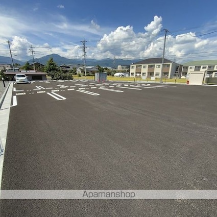 ラフィネ新井[1K/29.78m2]の駐車場