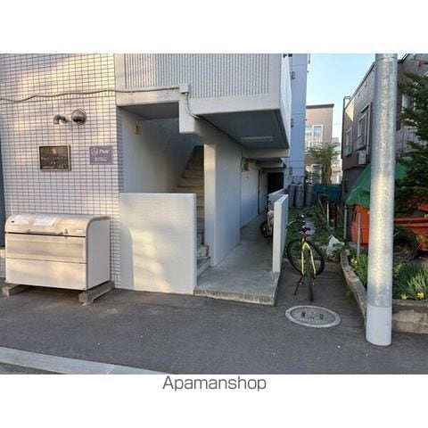 ビッグバーンズマンション本通の玄関写真