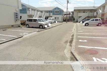 愛媛県松山市南久米町[2DK/35.3m2]の駐車場2
