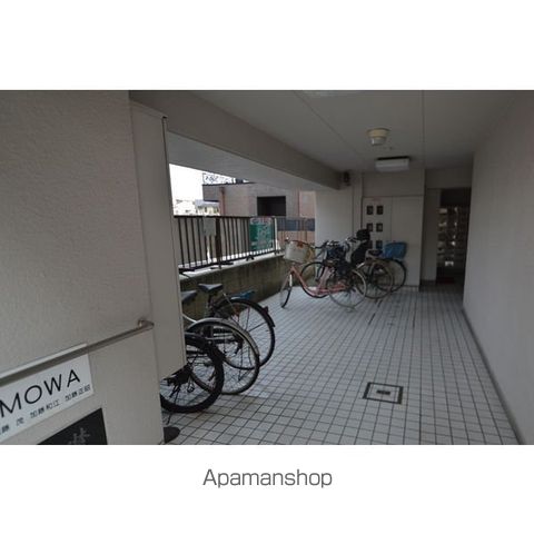 MOWAビルの玄関写真