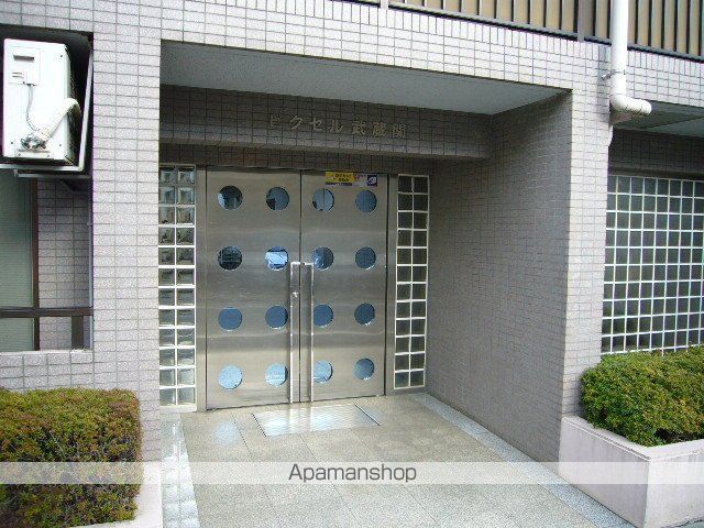 ビクセル武蔵関の玄関写真