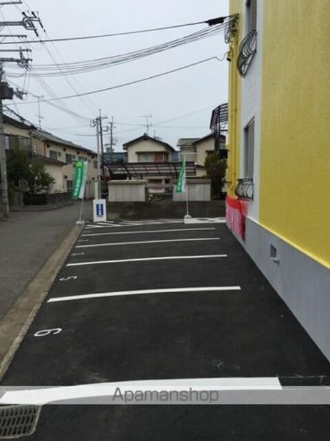 和歌山県和歌山市六十谷[1R/47.06m2]の駐車場2