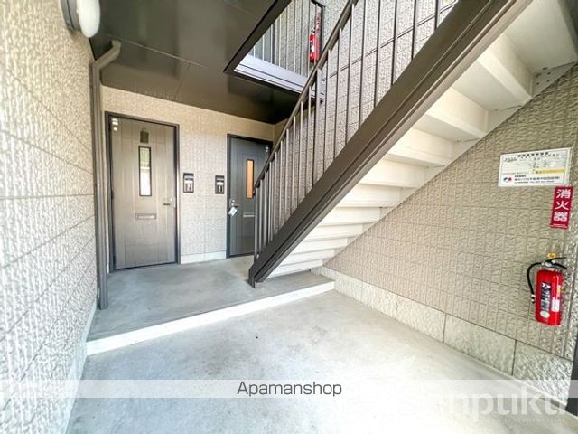 POMME DE PIN A棟の玄関写真