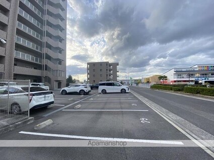 ロイヤルガーデンレインボーロード南８０１号[3LDK/78m2]の駐車場