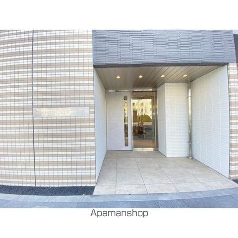 コンフォリア・リヴ千住の玄関写真