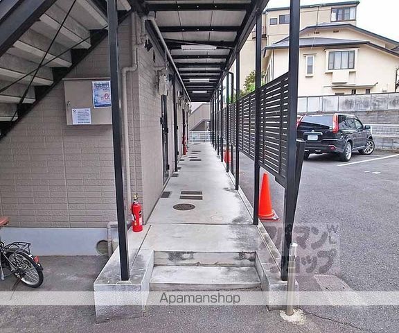 エメラルドグリーンの玄関写真