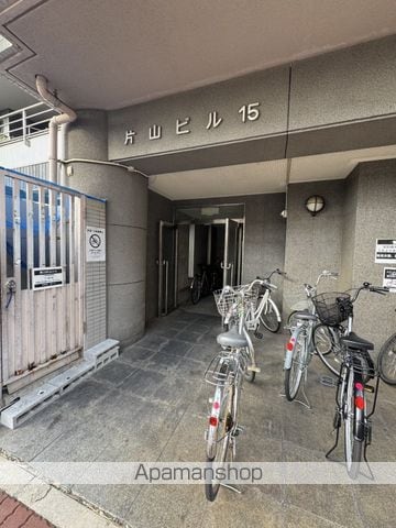 第15片山ビルの玄関写真