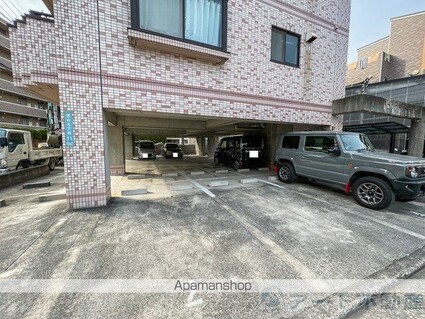 コンフォルト天山[1K/32m2]の駐車場1