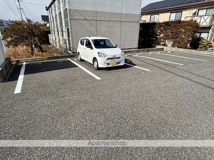 レオパレス三杉[2DK/40.95m2]の駐車場1
