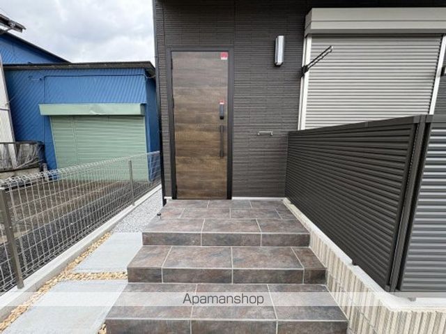 小金井市 2階建 築1年の玄関写真