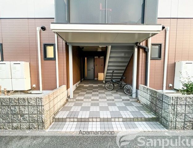 アートウインドウ B棟の玄関写真