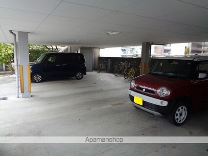 メゾン中堤[1K/24m2]の駐車場
