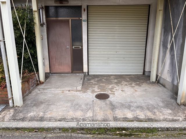 万葉線 急患医療センター前駅 徒歩2分 2階建 築50年の玄関写真