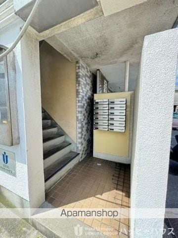 三角マンションの玄関写真
