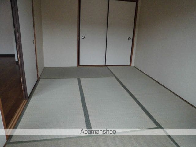 クインズコート初芝の玄関写真