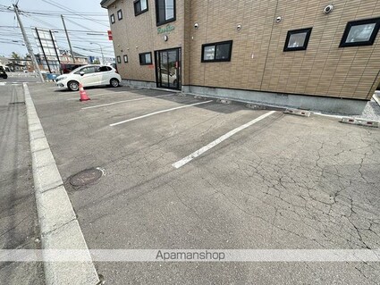 ピュアローズ　Ｄ館[2LDK/60.36m2]の駐車場