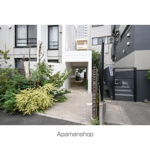 ALERO代々木の玄関写真