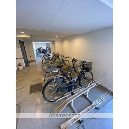 Ｂｅｖｅｒｌｙ　Ｈｏｍｅｓ　赤塚公園Ⅱ[1K/26.35m2]の駐車場1