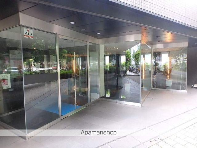 コンフォリア北参道の玄関写真
