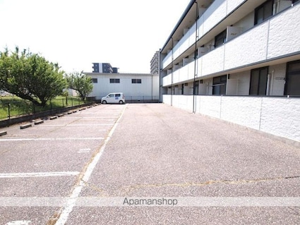 レオパレスメゾン桔梗[1K/24.84m2]の駐車場2