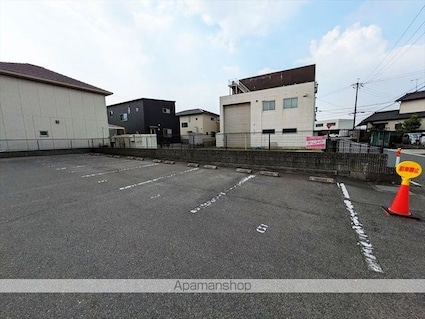 ブルトゥム[2LDK/51.66m2]の駐車場