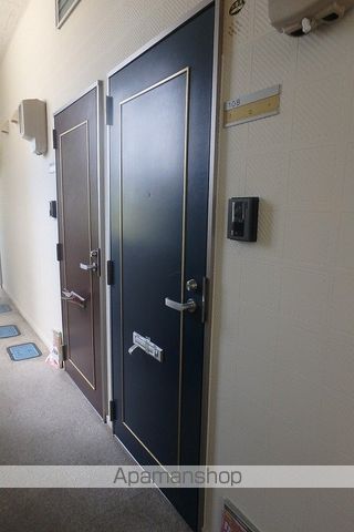 ロイヤルヒルズ駅南の玄関写真