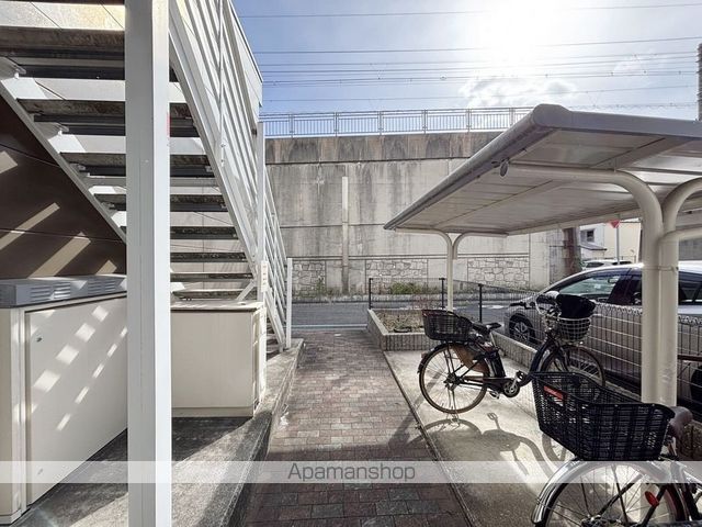 レオパレス西岡本2番館の玄関写真