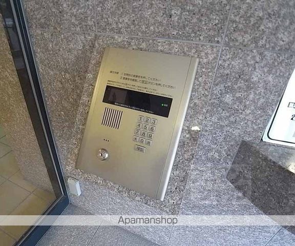 プレサンス京都二条城前の玄関写真