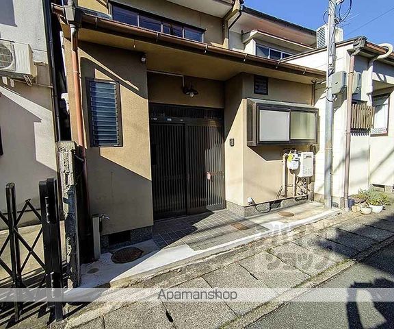 京福北野線 宇多野駅 徒歩4分 2階建 築64年の玄関写真