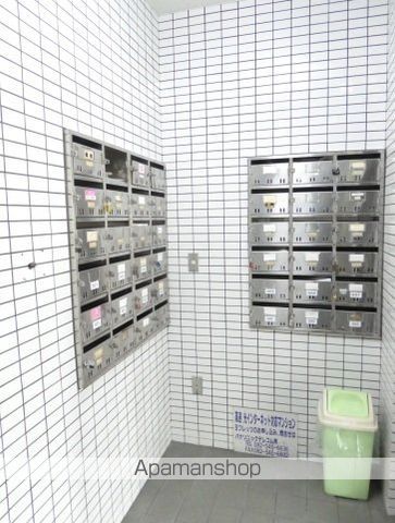 第三西林ビルの玄関写真