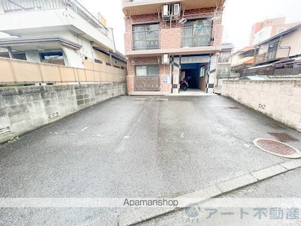 ブルーミングローズ[1K/26.77m2]の駐車場1