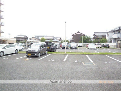 ベルヴィ草津[3LDK/70.2m2]の駐車場1