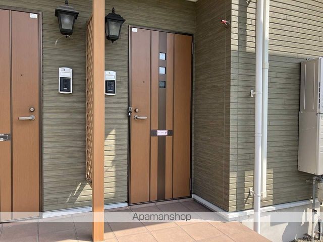 イート ハーブ IIIの玄関写真