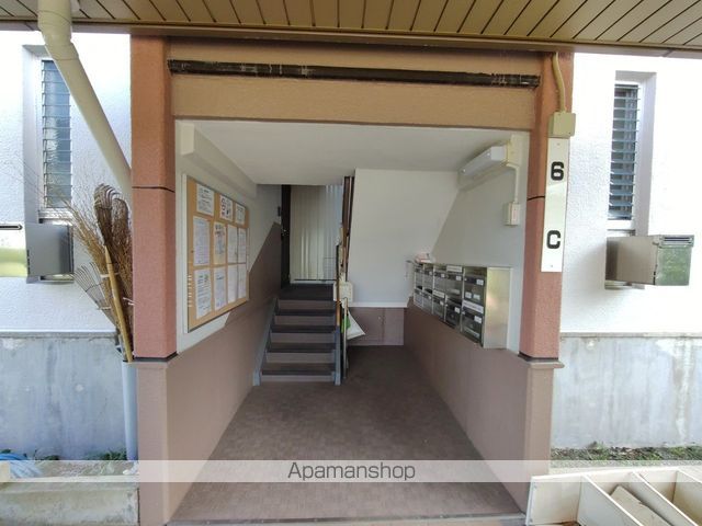 東高森団地6号棟の玄関写真