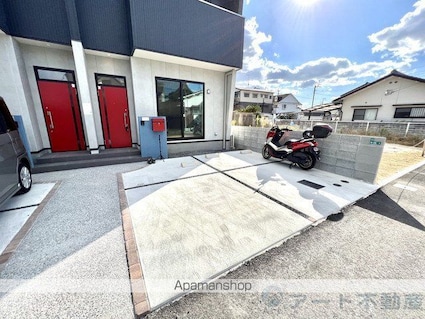 アヴェニュー拓川[2LDK/60.45m2]の駐車場2