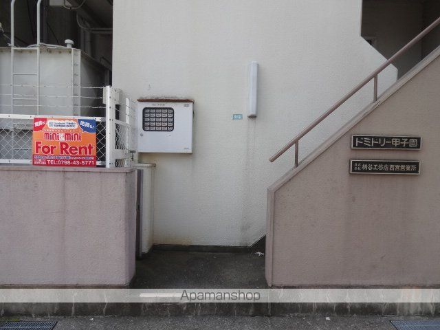 ドミトリー甲子園の玄関写真