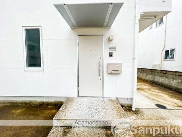 松山市 2階建 築12年の玄関写真
