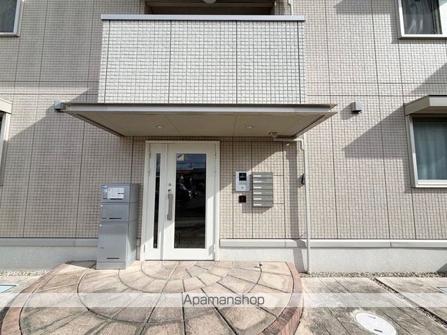 袋井市 3階建 築12年の玄関写真