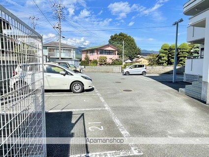 クリスタル甲府国母[1K/33m2]の駐車場