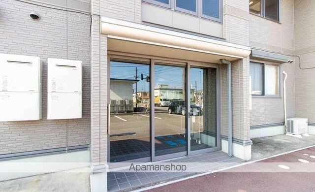 アースピア Bの玄関写真
