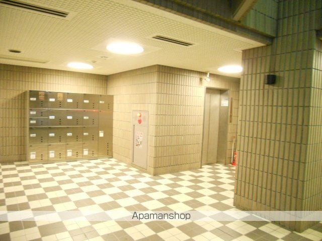 16山秀ビルの玄関写真