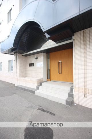 エメラルドグリーン中の島の玄関写真