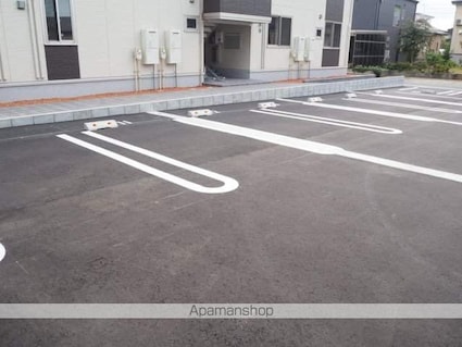 メゾン　ド　ポム[1R/29.2m2]の駐車場