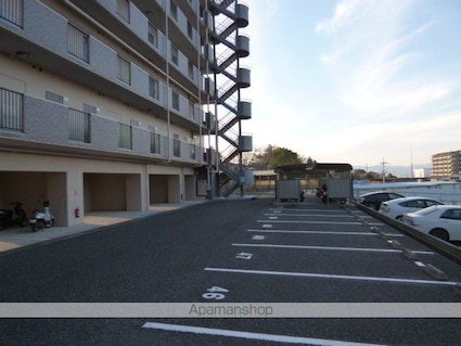 クレスト草津[1K/24.64m2]の駐車場