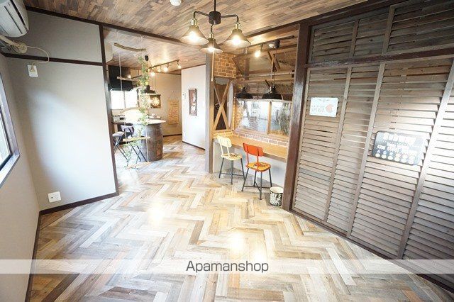 高槻市 3階建 築37年の内装写真