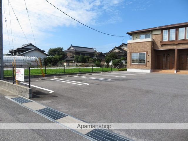 米子市 2階建 築14年の玄関写真