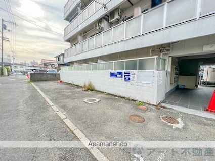 アルト雄郡　西棟[1R/22.9m2]の駐車場