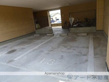 フォブールＭＩＳＡ[1K/27.53m2]の駐車場1